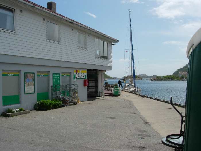 Direkt um die Ecke findet sich ein kleines Lebensmittelgeschäft zum Einkaufen. Auch Angelgerät gibt es hier! Direkt um die Ecke findet sich ein kleines Lebensmittelgeschäft zum Einkaufen. Auch Angelgerät gibt es hier!